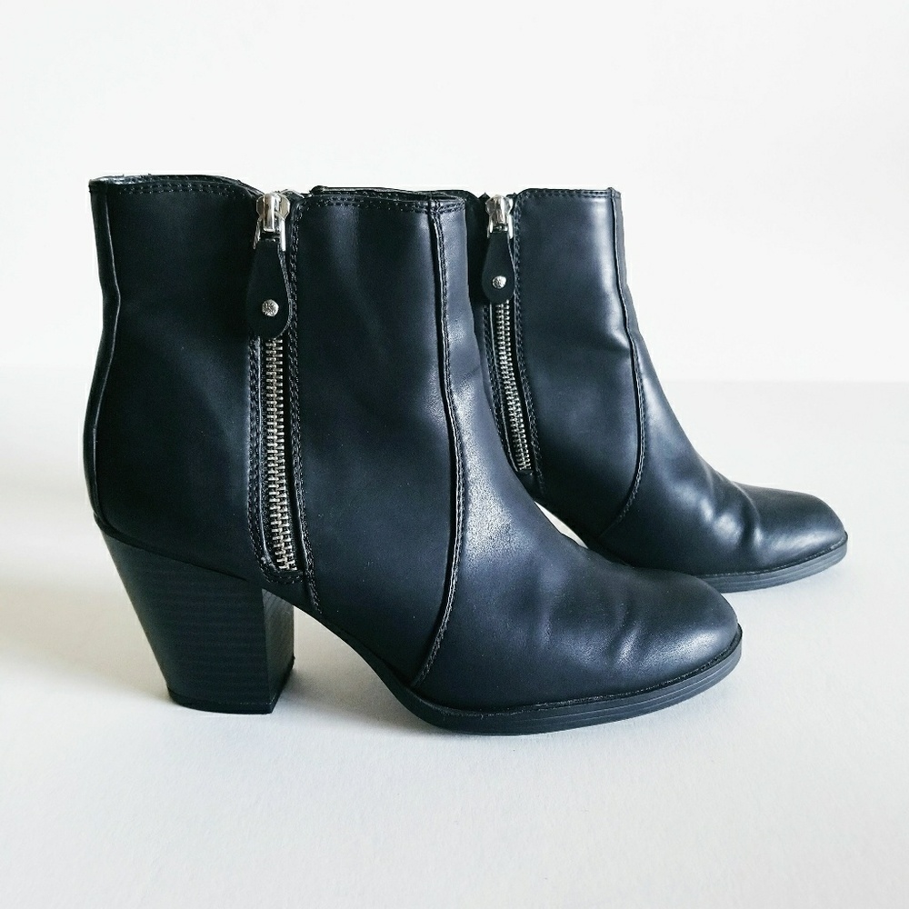 Vera Wang 7 1/2 Black Leather Bootie